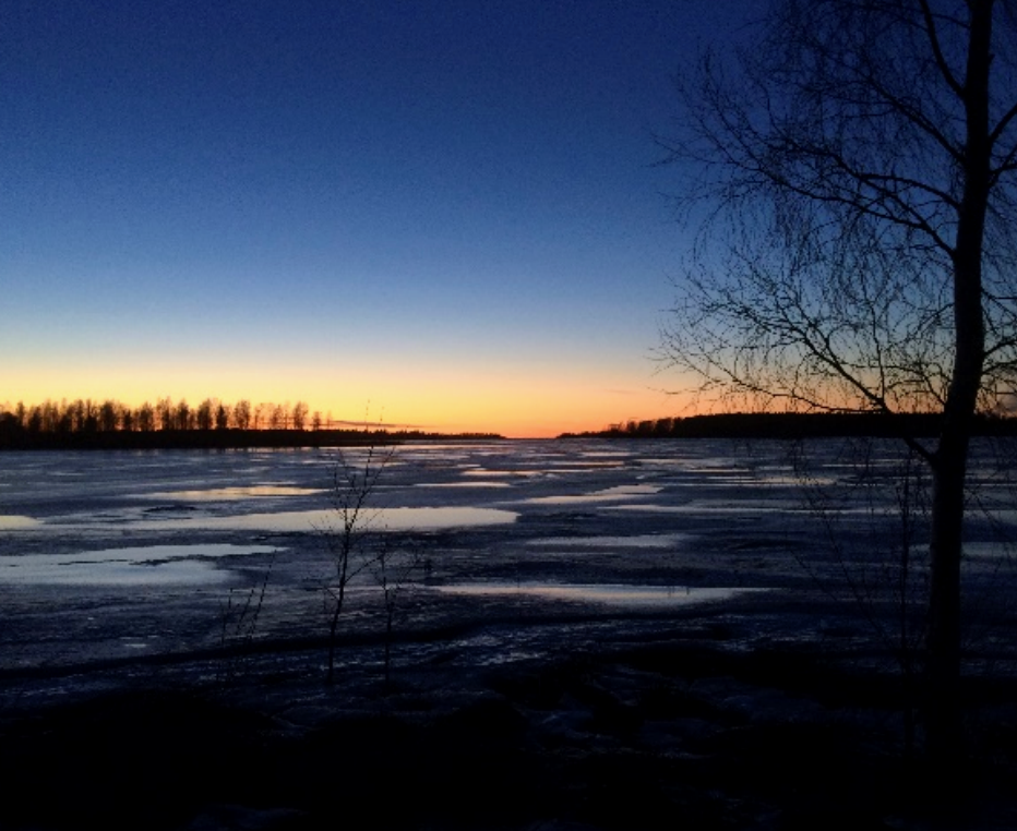 Hiljaisuuden ilta talvinen auringonlasku maisemakuva