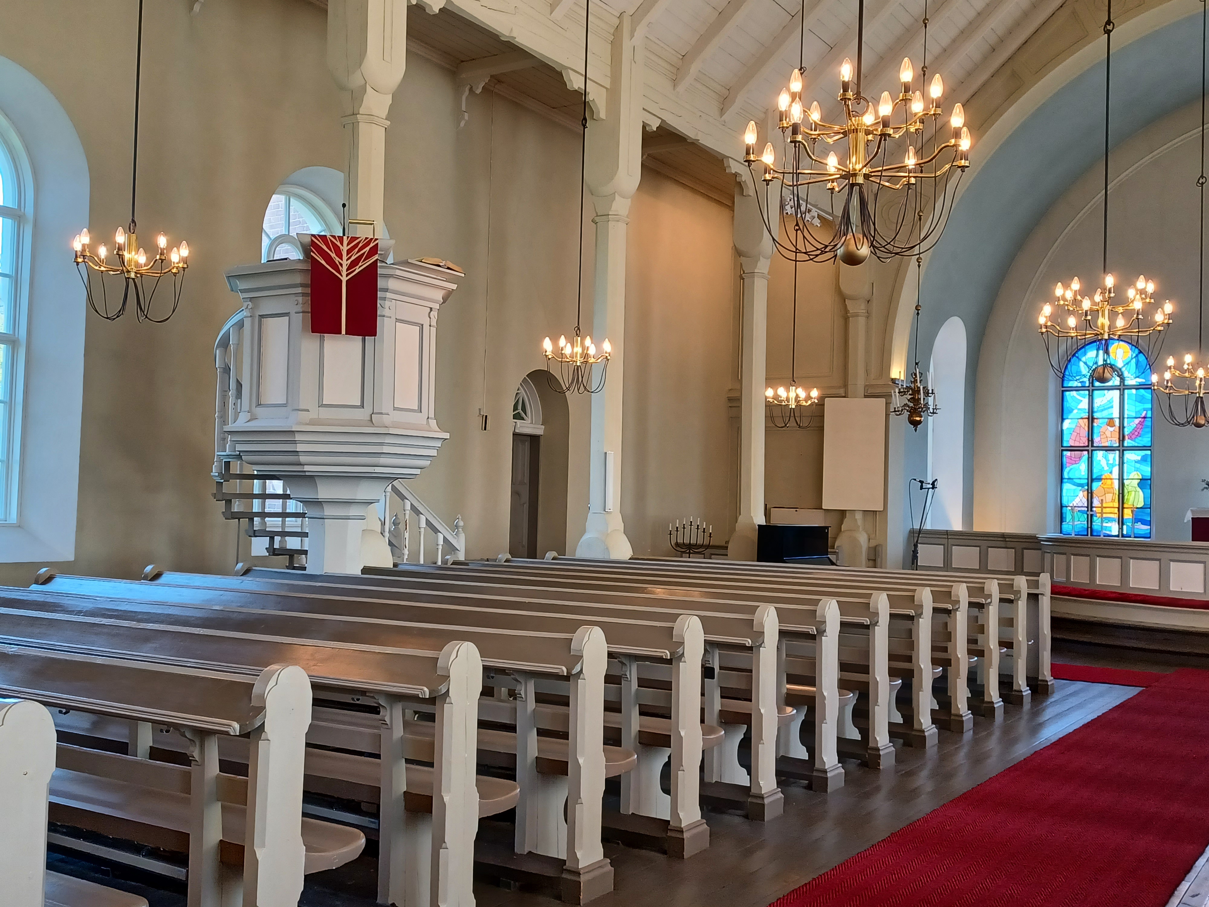 Lumijoen kirkon sisäkuva, penkit ja saarnastuoli