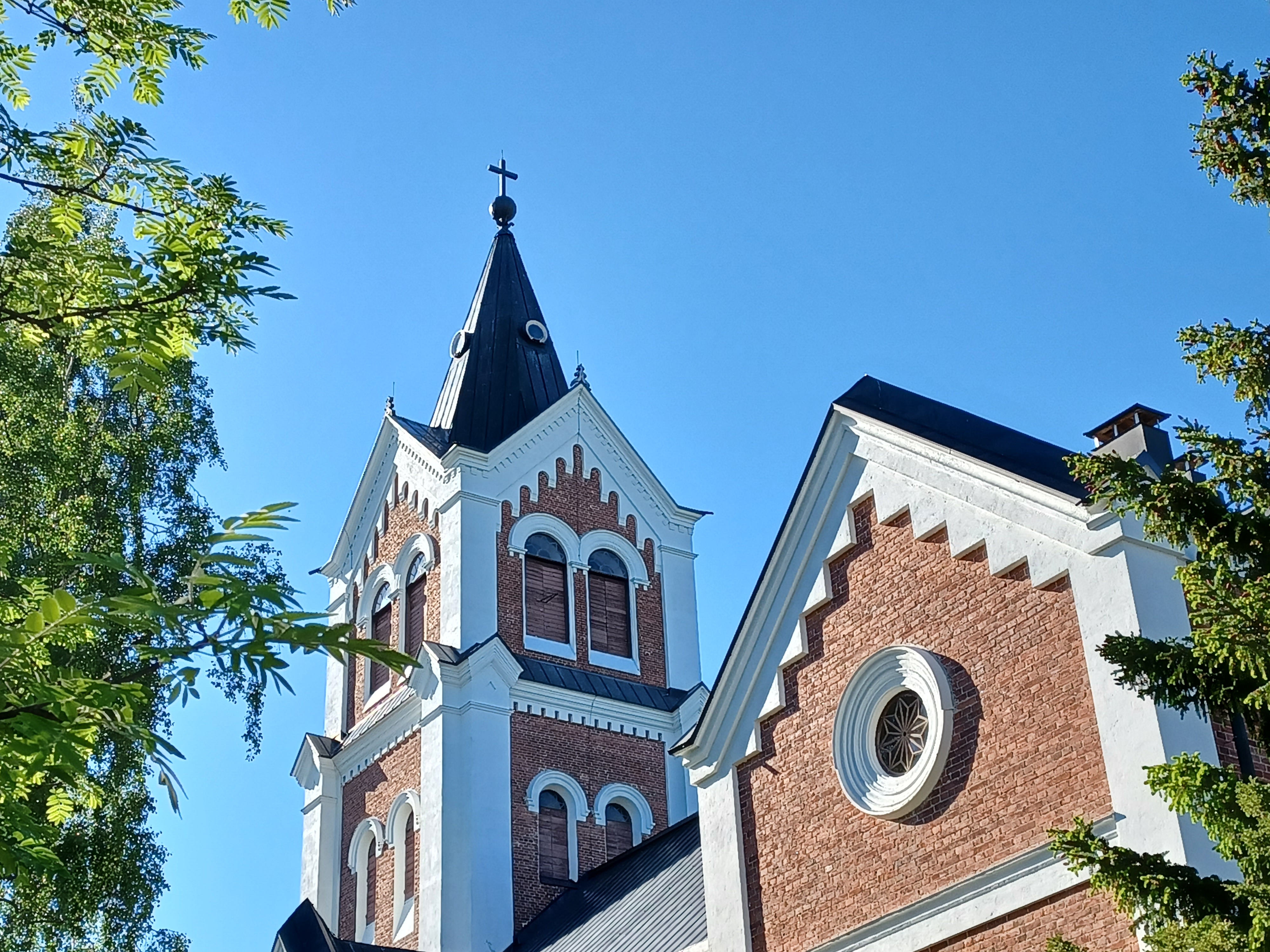 Lumijoen kirkon torni taivasta vasten