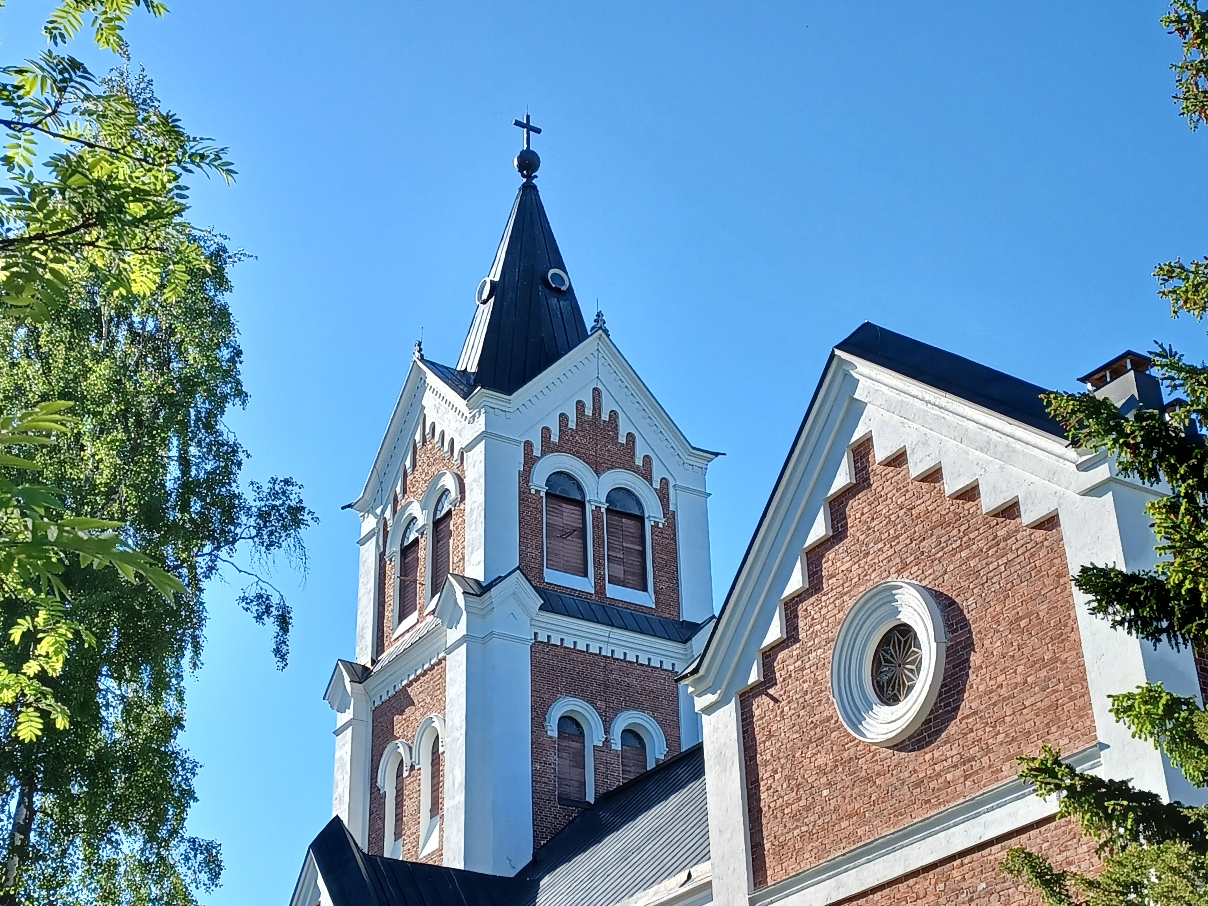 Lumijoen kirkon torni taivasta vasten