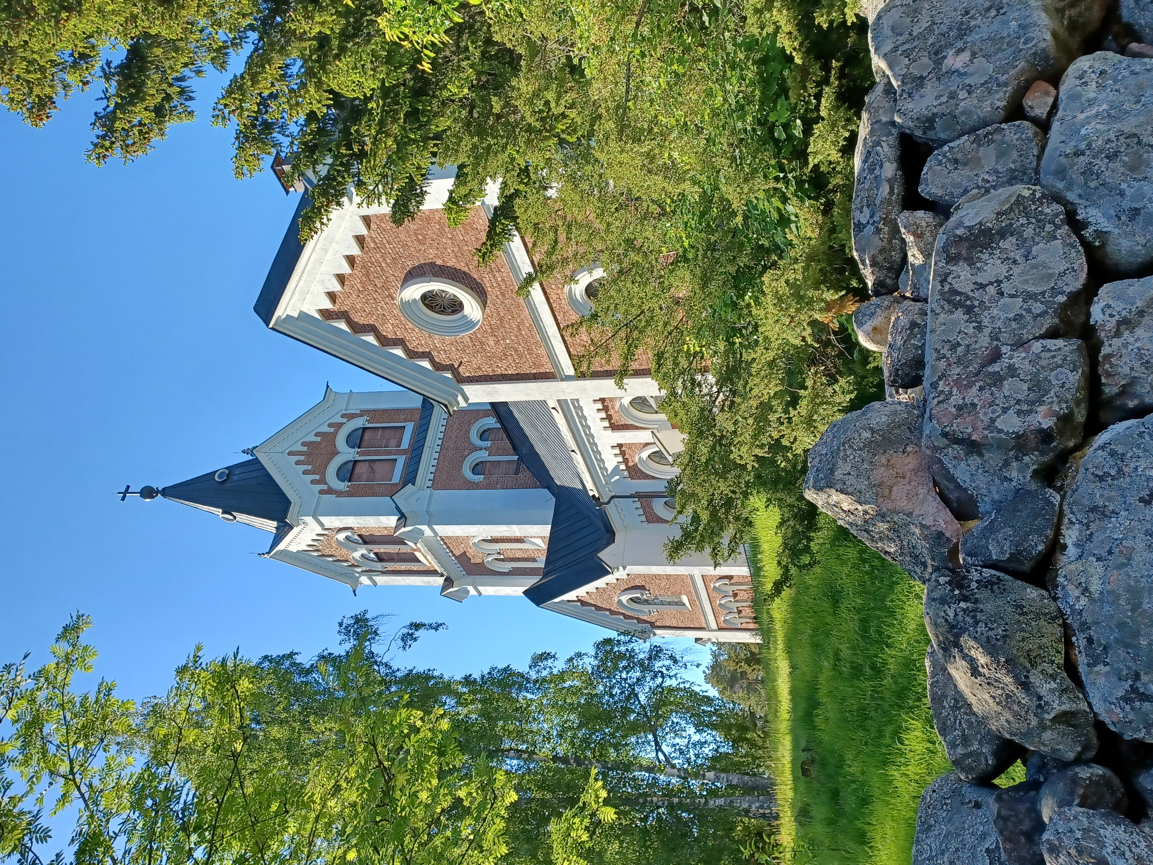 kirkko ulkoa, kiviaitaa