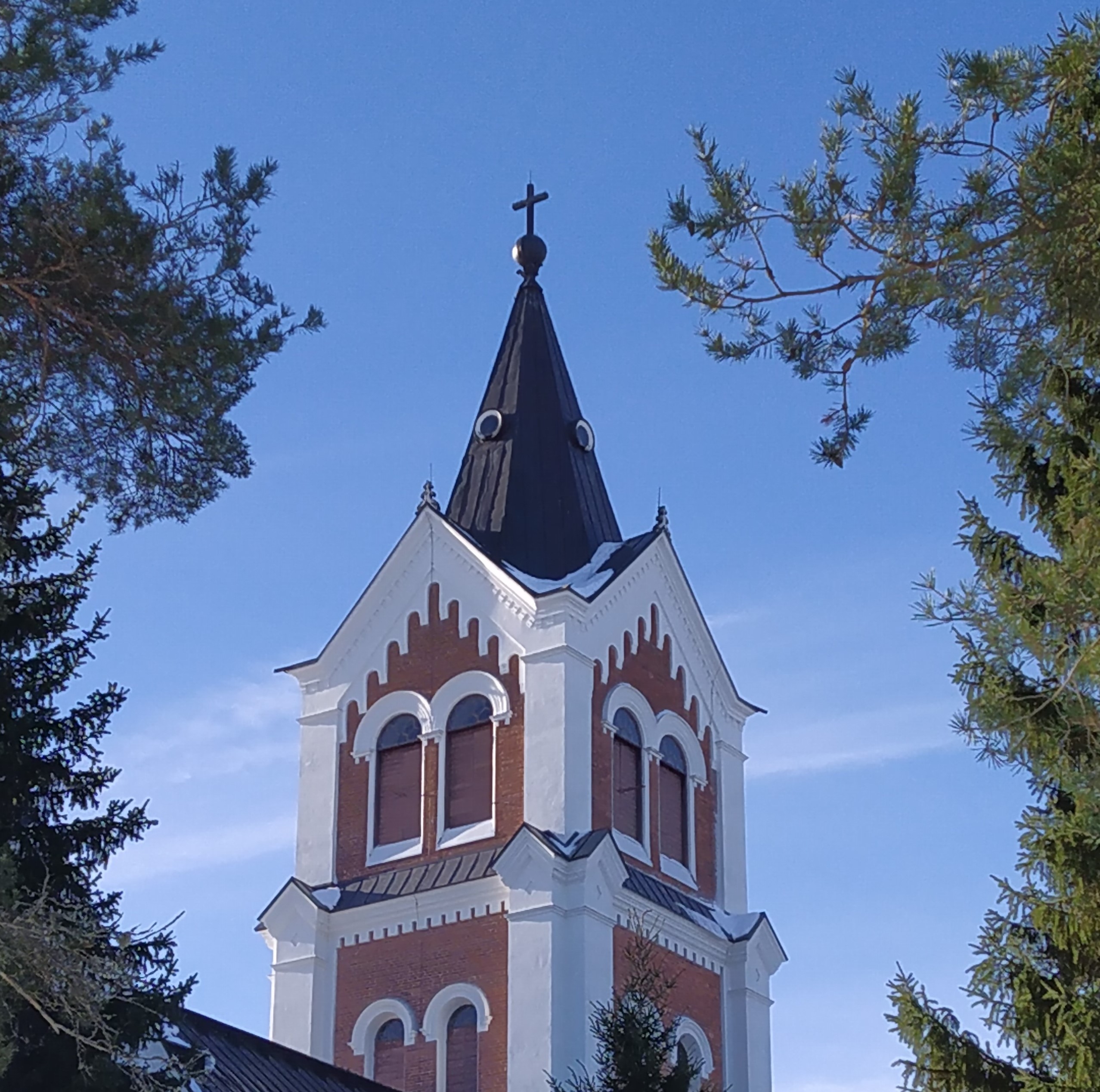 Lumijoen kirkon torni ja taivasta