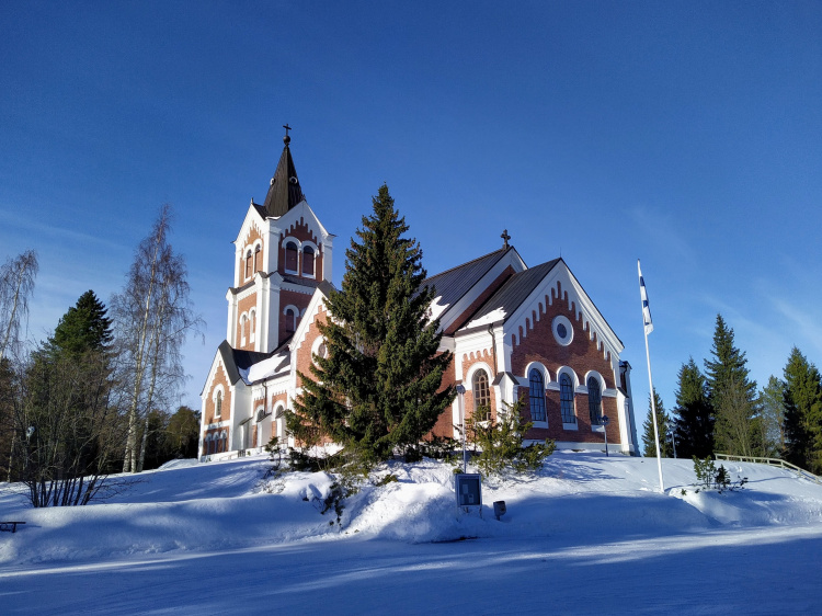 Talvinen kuva Lumijoen kirkosta