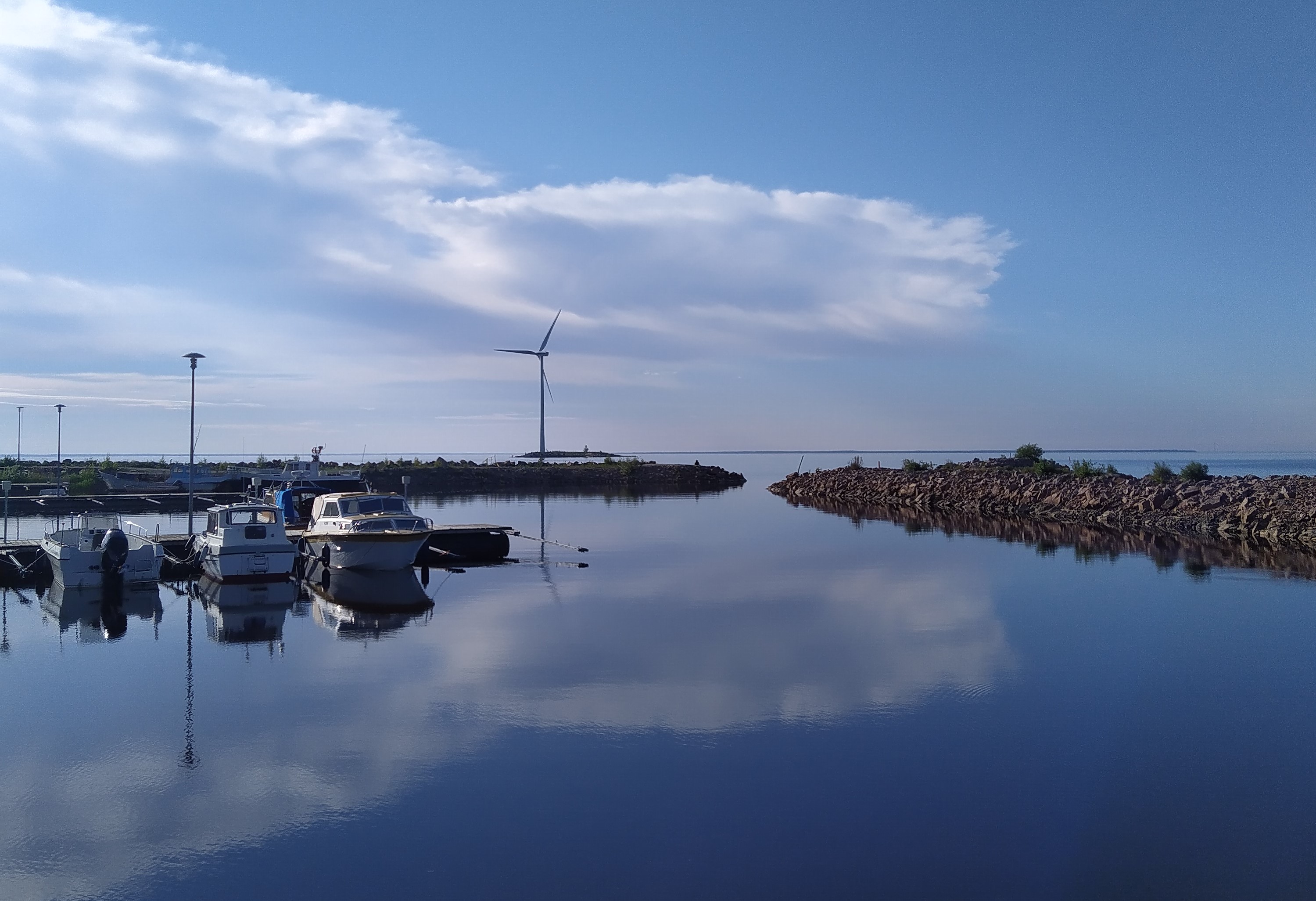 kuva Varjakan satamasta, taustalla merta, veneitä ja tuulimylly.